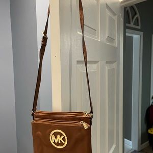 MK crossbody purse great lil gift 👌🏻😉